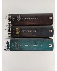 Kirjailijan Trudi Canavan käytetty kirja Age of the five trilogy : Priestess of the white ; Last of the wilds ; Voice of the Gods