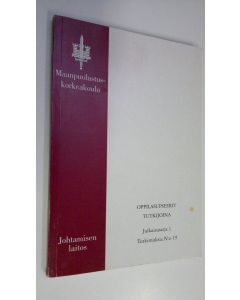 Kirjailijan Aki-Mauri Huhtinen käytetty kirja Oppilasupseerit tutkijoina : tieteellisen tiedon tuottaminen Maanpuolustuskorkeakoulussa : laadullinen tutkimus murrosajan ihmistieteellisenä tutkimuksena