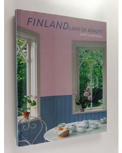 Kirjailijan Anne Saarenoja käytetty kirja Finland : land of beauty