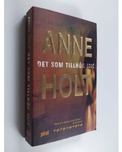 Kirjailijan Anne Holt käytetty kirja Det som tillhör mig : en kriminalroman