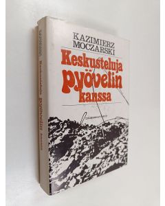 Kirjailijan Kazimierz Moczarski käytetty kirja Keskusteluja pyövelin kanssa