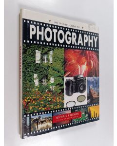Kirjailijan Michael Freeman käytetty kirja An introduction to photography