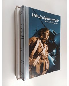 Kirjailijan Kari Stenman käytetty kirja Hävittäjälentäjät talvi- ja jatkosodassa (laatikossa)