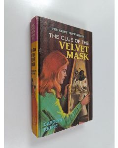 Kirjailijan Carolyn Keene käytetty kirja The Clue of the Velvet Mask