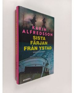 Kirjailijan Karin Alfredsson käytetty kirja Sista färjan från Ystad - Spänningsroman