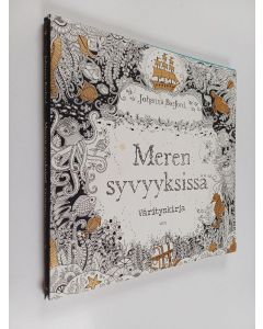 Kirjailijan Johanna Basford käytetty kirja Meren syvyyksissä : värityskirja