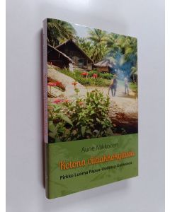 Kirjailijan Aune Mikkonen käytetty kirja Kotona viidakkokylässä : Pirkko Luoma Papua-Uudessa-Guineassa