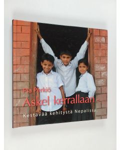 Kirjailijan Pia Perkiö käytetty kirja Askel kerrallaan : kestävää kehitystä Nepalissa