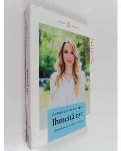 Kirjailijan Gabrielle Bernstein käytetty kirja Ihmeitä nyt : 108 pikakonstia sisäiseen rauhaan