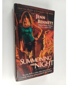 Kirjailijan Jenn Bennett käytetty kirja Summoning the Night