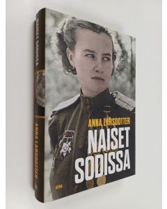 Kirjailijan Anna Larsdotter käytetty kirja Naiset sodissa