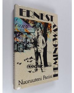 Kirjailijan Ernest Hemingway käytetty kirja Nuoruuteni Pariisi