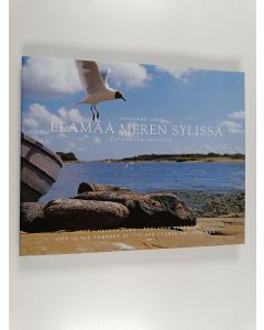Kirjailijan Johannes Lahti käytetty kirja Elämää meren sylissä : Turunmaan saaristo : Åbolands skärgård = Life in the embrace of the sea : Turku archipelago = Livet i havets famn - Livet i havets famn - Life in the embrace of the sea