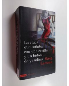 Kirjailijan Stieg Larsson käytetty kirja La chica que soñaba con un cerillo y un galón de gasolina