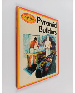 Kirjailijan Sandie Oram käytetty kirja The pyramid builders