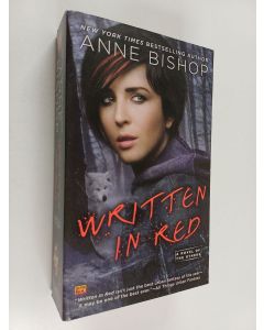 Kirjailijan Anne Bishop käytetty kirja Written in Red