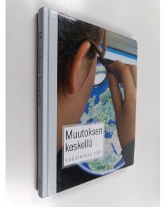 käytetty kirja Muutoksen keskellä