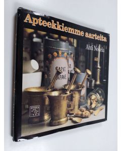 Kirjailijan Ahti Nokela käytetty kirja Apteekkiemme aarteita