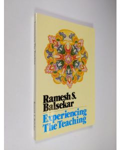 Kirjailijan Ramesh S. Balsekar käytetty kirja Experiencing the Teaching (ERINOMAINEN)