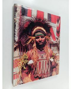 Kirjailijan James Sinclair käytetty kirja Colourful Papua New Guinea