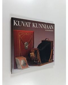 Kirjailijan Sirkku Dölle käytetty kirja Kuvat kunniaan