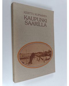 Kirjailijan Kerttu Kupiainen käytetty kirja Kaupunki saarilla : vaellusta pienessä kaupungissa mukulakivikatujen aikaan