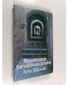 Kirjailijan Arto Mikkola käytetty kirja Masentuneen turvallisuus ja toivo