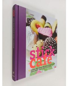 Kirjailijan Carine Johansson käytetty kirja Stickcafé : kakor, bullar och tårtor att virka och baka