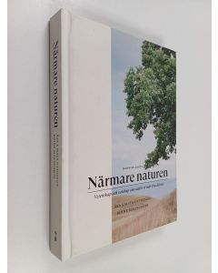 Kirjailijan Åsa Ottosson käytetty kirja Närmare naturen : vetenskap och vetskap om varför vi mår bra därute
