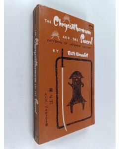 Kirjailijan Ruth Benedict käytetty kirja The chrysanthemum and the sword : patterns of Japanese culture