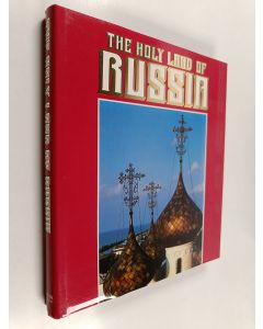 Kirjailijan Raissa Klisharova käytetty kirja The holy land of Russia (Laatikossa)