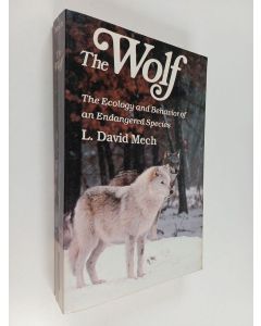 Kirjailijan L. David Mech käytetty kirja The wolf : the ecology and behaviour of an endangered species