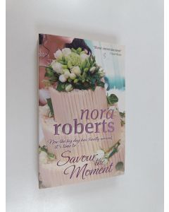 Kirjailijan Nora Roberts käytetty kirja Savour the moment