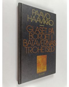 Kirjailijan Paavo Haavikko käytetty kirja Glaset på bordet i Batavernas trohetsed