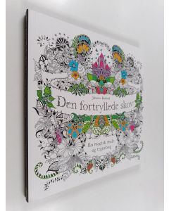 Kirjailijan Johanna Basford käytetty kirja Den fortryllede skov : en magisk male- og tegnebog