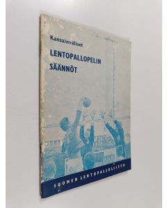 käytetty teos Kansainvälisen lentopallopelin säännöt selityksin täytettynä