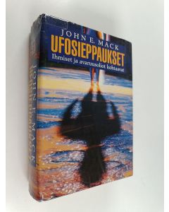 Kirjailijan John E. Mack käytetty kirja Ufosieppaukset : ihmiset ja avaruusolennot kohtaavat