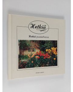 käytetty kirja Hetkiä puutarhassa