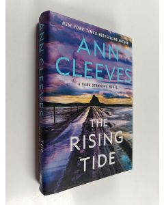 Kirjailijan Ann Cleeves käytetty kirja The Rising Tide : A Vera Stanhope Novel