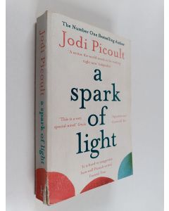Kirjailijan Jodi Picoult käytetty kirja A Spark of Light