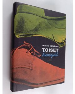Kirjailijan Hannu Väisänen käytetty kirja Toiset kengät