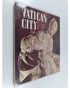 Kirjailijan Loretta Santini käytetty kirja Vatican City