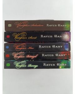 Kirjailijan Raven Hart käytetty kirja The Savannah vampire choronicles 1-5 : The Vampire's Kiss