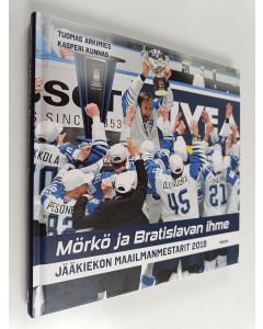 Kirjailijan Tuomas Arkimies käytetty kirja Mörkö ja Bratislavan ihme : Jääkiekon maailmanmestarit 2019