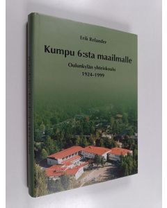 Kirjailijan Erik Relander käytetty kirja Kumpu 6:sta maailmalle : tarinoita Oulunkylän koulusta : Oulunkylän yhteiskoulu 1924-1999