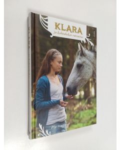 Kirjailijan Pia Hagmar käytetty kirja Klara ja kohtalokas ratsastus