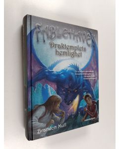 Kirjailijan Brandon Mull käytetty kirja Draktemplets hemlighet