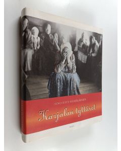 Kirjailijan Aino Räty-Hämäläinen käytetty kirja Karjalan tyttäret : esseitä ja kuvauksia karjalaisnaisten elintiloilta