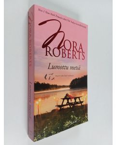 Kirjailijan Nora Roberts käytetty kirja Lumottu metsä