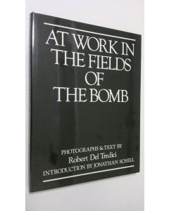 Kirjailijan Robert Del Tredici käytetty kirja At work in the fields of the bomb (ERINOMAINEN)